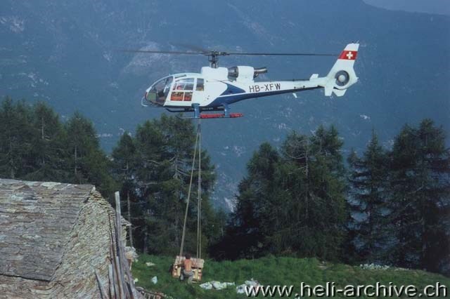 The SA 341G Gazelle HB-XFW during a transport of building material over Lodrino (M. Ceresa)