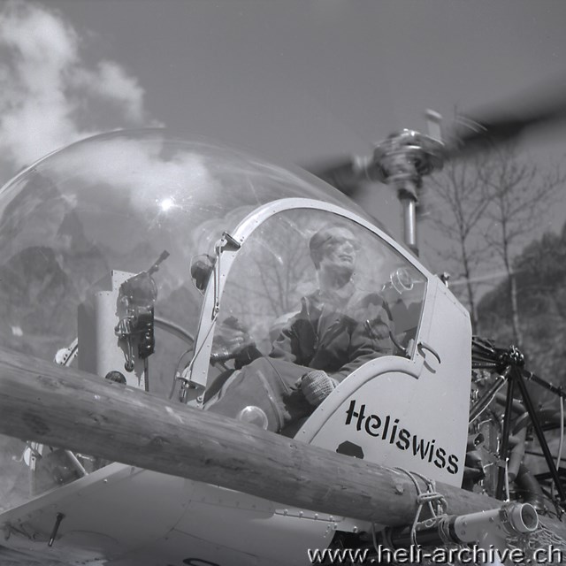 Leonard Kunz fotografato in Val Bavona nel maggio 1956 ai comandi dell'Agusta-Bell 47G2 HB-XAO (HAB)