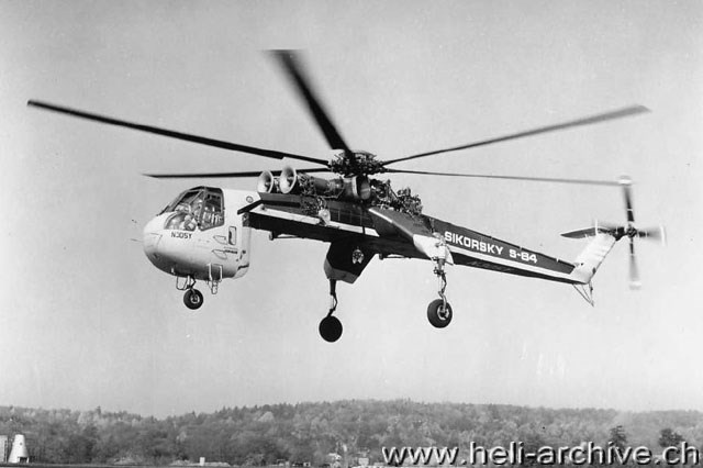 Il secondo prototipo (n/s 64-002) del Sikorsky S-64 N305Y in volo (HAB)