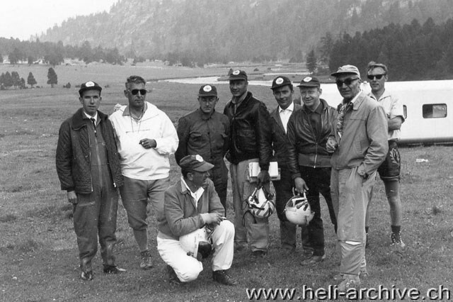 Casaccia/Passo del Lucomagno, luglio 1965 - Nella foto tra gli altri si vedono: 3° da destra (con il casco) Heinz Hofmann (pilota della VFW), 5° da sin. (con il casco) Albert King (pilota Sikorsky), 1° da sinistra Ulrich Heider (ingegnere di bordo VFW)