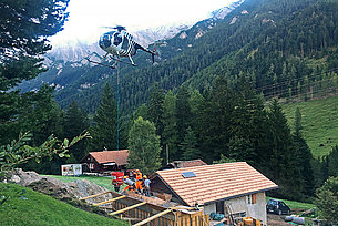 Alpi svizzere - Lo Hughes 500D HB-ZRL in servizio la Heli Tamina