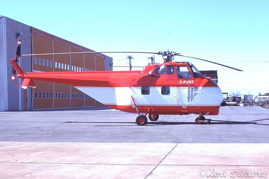 L'Helitech-Sikorsky S-55T C-FUNT fotografato all'aeroporto internazionale di Vancouver nel febbraio 1976. Questo apparecchio ebbe un incidente dovuto a un guasto al motore il 9 giugno 1999 durante l'impiego antincendio nella regione di Pelican Narrows, Saskatchewan/Canada -  (Ken Swartz)