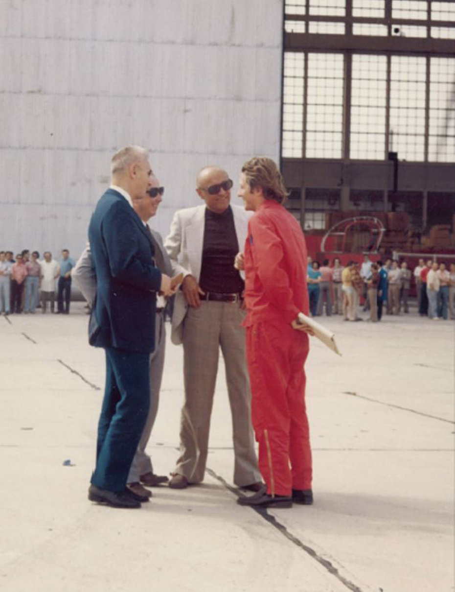 Marignane/F, 27 giugno 1974 - René Mouille (a sinistra), insieme a Georges Petit e Fernand Carayon discutono l'esito del primo volo con l'ingegnere di bordo Bernard Certain (archivio B. Certain)