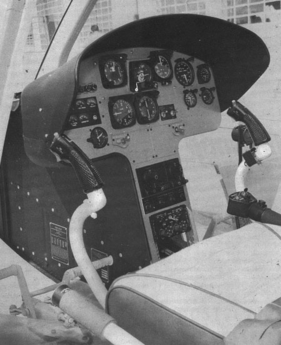 The cockpit with the instruments and the flying controls (HAB)