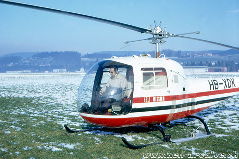 Belp/BE, inverno 1971 - Ernst Tanner ai comandi del Bell 47J Ranger HB-XDK, il primo elicottero della Helimission (archivio E. Tanner)