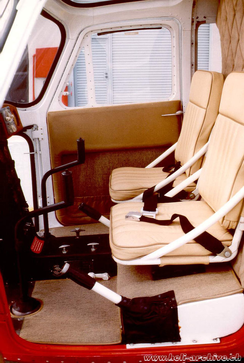 The picture shows the seats and the flying controls of the Bell 47B N116B (M. Bazzani)