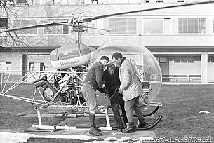 Zurich university hospital, 1970 - Ulrich Bärfuss (right) transports with the Agusta-Bell 47G3B-1 HB-XCI an injured climber (archive family Bärfuss)