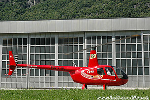 Aeroporto di Lodrino/TI, giugno 2011 - Il Robinson R-44 Raven II HB-ZJK in servizio con la Mountain Flyers 80 Ltd (M. Bazzani)