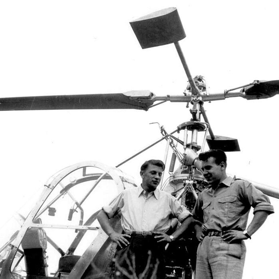 1950 - Walter Demuth (a destra) insieme a Josef (Seppi) Knecht ripresi davanti ad un Hiller 360 della Air Import (W. Demuth)