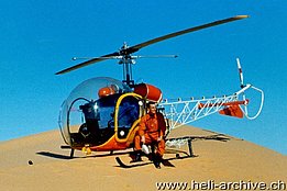 Tunisia 1966 - Markus Burkhard photographed near the Bell 47G2 HB-XAT in service with Heliswiss (archive M. Burkhard)