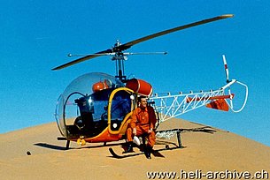 Tunisia 1966 - Markus Burkhard fotografato accanto al Bell 47G2 HB-XAT in servizio con la Heliswiss (M. Burkhard)
