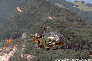Balzers/FL, agosto 1998 - L'elicottero SE 3130 Alouette II HB-XBF in fase d'atterraggio (M. Bazzani)