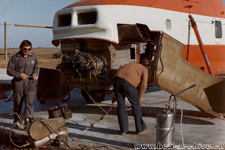 Tunisia 1974 - I meccanici Hansruedi Gasser (a sinistra) e Ueli Huber impegnati nel lavaggio dei compressori della Pratt & Whitney PT6T-3 Twin Pac (H. Gasser)