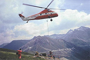 Switzerland, 1970s - The Sikorsky S-58T HB-XDT in service with Heliswiss transporting concrete for the construction of a power line (archive W. Tschumi)