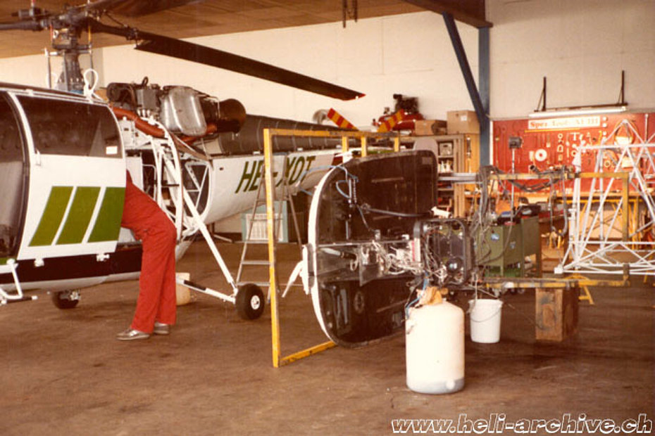 La foto mostra l'interno dell'hangar dove sono in corso i lavori di revisione di un SA 315B Lama (archivio D. Vogt)