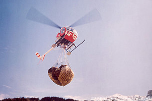 Alpi glaronesi, primi anni Settanta - Lo Hughes 269C HB-XDU in servizio con la Linth Helikopter (fam. Kolesnik)