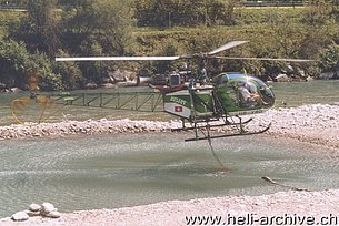 Iragna/TI, luglio 2003 - L'SA 315B Lama HB-XRD in servizio con la Heli TV (M. Ceresa)