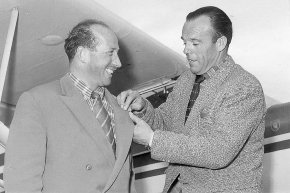 1959 - Fernand Martignoni receives from Hermann Geiger the distinction as a "glacier pilot" (HAB)