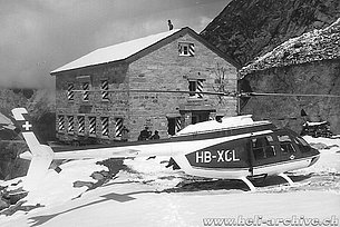 Alpi svizzere 1968 - L'Agusta-Bell 206A Jet Ranger HB-XCL in servizio con la Air Zermatt (archivio G. Amann)