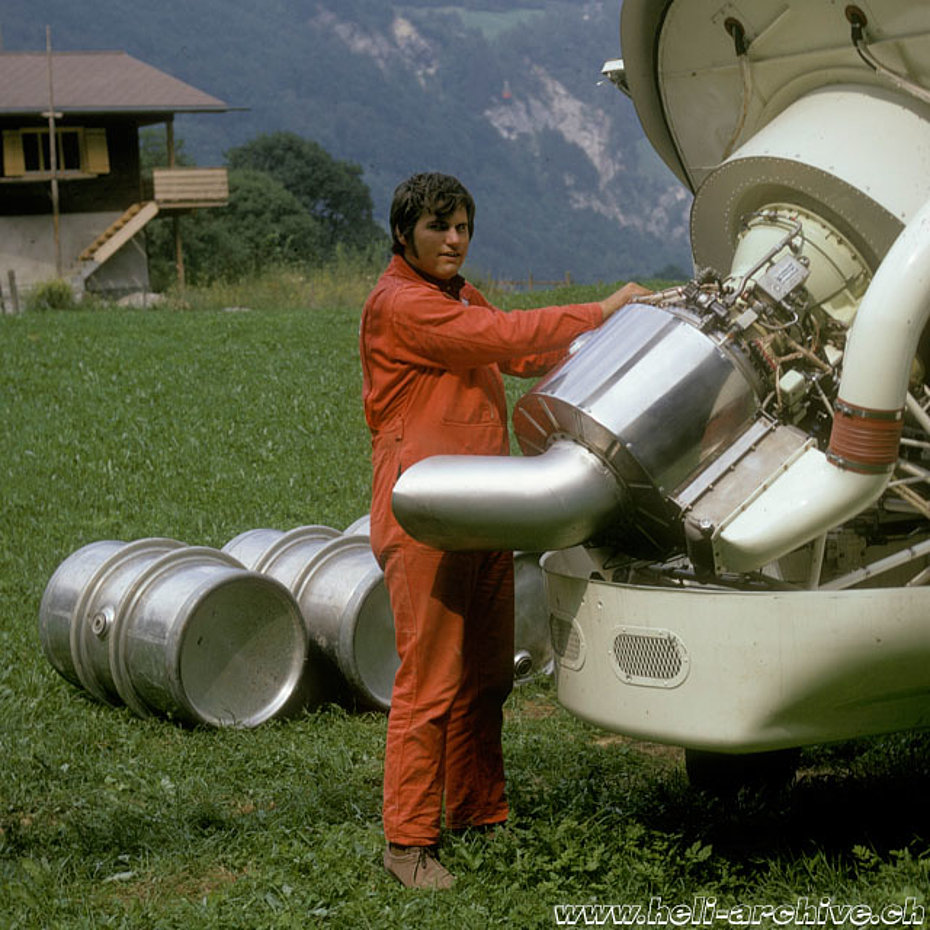 1972 - The mechanic of Heliswiss Peter Aegerter inspects the Garrett-Airesearch TSE-331-3U-303 gas turbine (archive P. Aegerter)