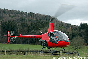 Baar/ZG, marzo 2007 - Il Robinson R-22 Beta HB-XZV in servizio con la Flying Camera (K. Albisser)