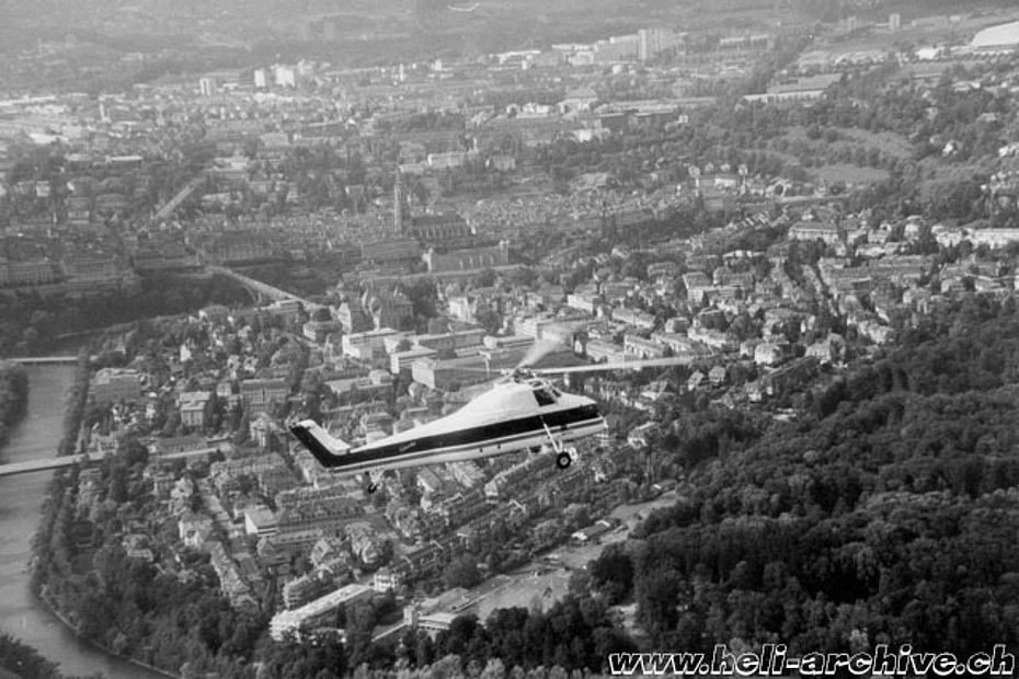 Il Sikorsky S-58T N8478 in volo sopra la città di Berna (R. Renggli)