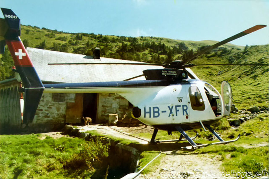 Alpi svizzere, anni Settanta - Lo Hughes 500D HB-XFR della società elvetica Robert Fuchs fu il primo di questa serie ad essere impiegato in Svizzera (famiglia Kolesnik)