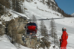 Zermatt/TI, gennaio 2012 - L'AS 350B3 Ecureuil HB-ZKF fotografato in fase d'avvicinamento all'eliporto di Zermatt (M. Bazzani)