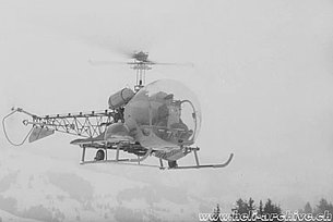 Gstaad/BE, inverno 1957 - L'Agusta-Bell 47G2 HB-XAO in servizio con la Heliswiss pilotato da Emil Müller (archivio A. Müller)