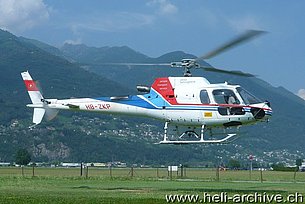 Locarno/TI, luglio 2013 - L'AS 350B3 Ecureuil HB-ZKP in servizio con la Swiss Helikopter (M. Bazzani)