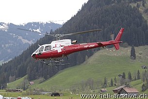 Zweisimmen/BE, maggio 2014 - L'AS 350B3e Ecureuil HB-ZNH in servizio con la Swiss Helicopters (O. Colombi)