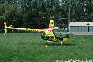 Yverdon/GE, settembre 2005 - Il Robinson R-22 Beta HB-XZH in servizio con la Mountain Flyers 80 Ltd (K. Albisser)