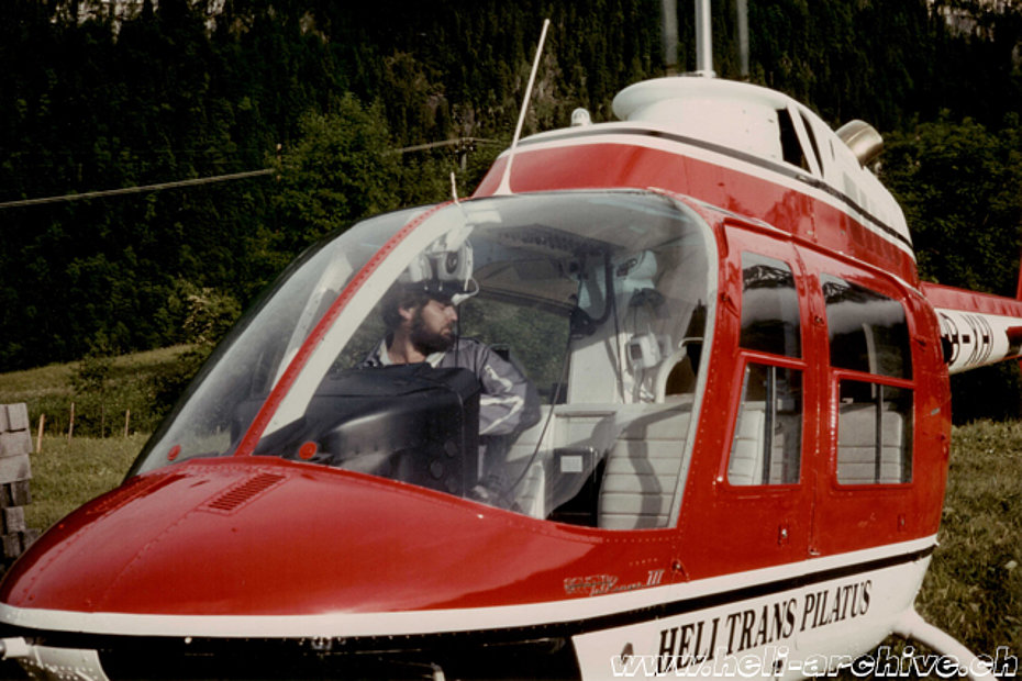 Ai comandi dell'Agusta-Bell 206B Jet Ranger III HB-XHI in servizio con la Heli-Trans Pilatus (famiglia von Wyl)