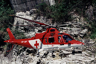 Ponte Brolla/TI, estate 1995 - L'Agusta A109K2 HB-XWF in servizio con la Rega (G. Milani)