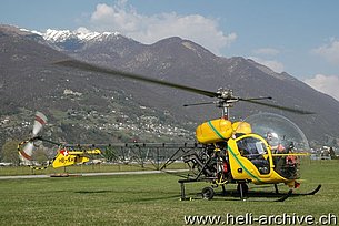 Aeroporto cantonale di Locarno/TI, aprile 2009 - Il Westland/Agusta-Bell 47G3B-1 HB-XHB della Spitzmeilen Helikopter (M. Bazzani)