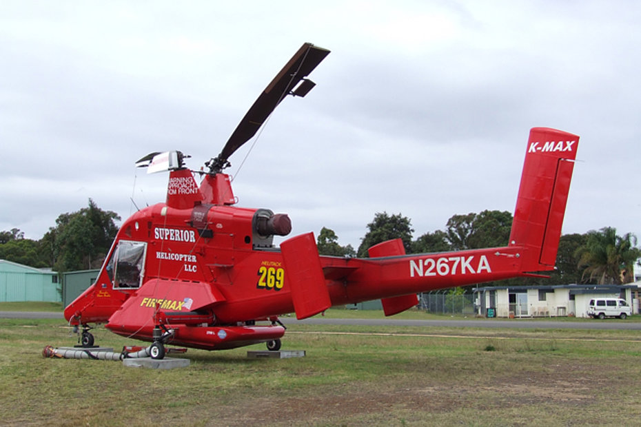 Il Kaman K-1200 K-MAX N267KA in servizio con la Superior Helicopter di Glendale (Oregon) provvisto del serbatoio per operazioni anti-incendio prodotto dalla Kawak Aviation Technologies (HAB)