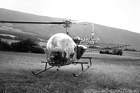 1957 - Emil Müller ai comandi dell'Agusta-Bell 47G HB-XAV in servizio con la Heliswiss impegnato in voli spray (archivio W. Demuth)