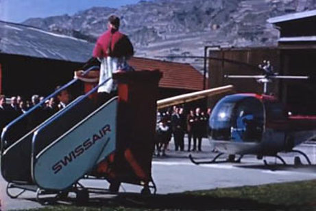 Sion/VS, 31 marzo 1957 - Il Bell 47J Ranger HB-XAU viene presentato ufficialmente alla popolazione vallesana (Roland Muller, Médiathèque Valais - Martigny)