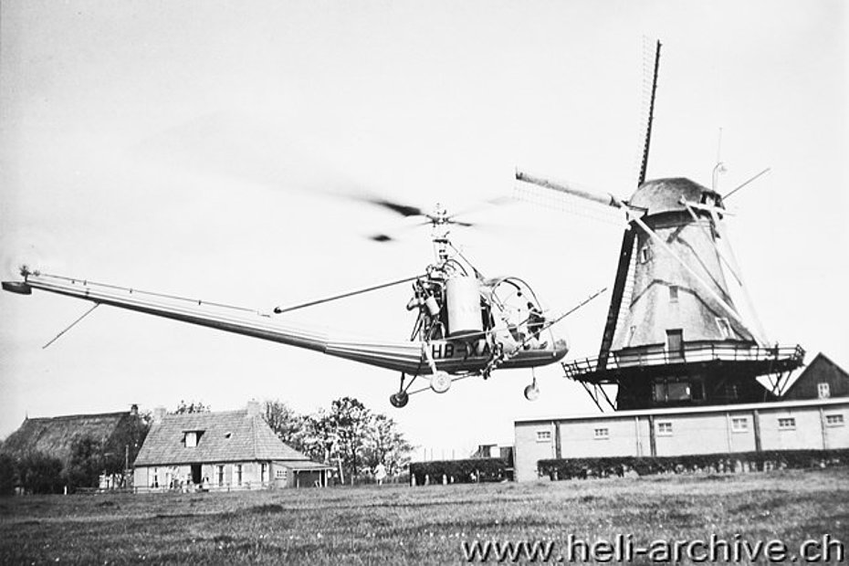 L'Hiller UH-12A HB-XAD fotografato in Olanda mentre esegue voli spray (M. Kramer)