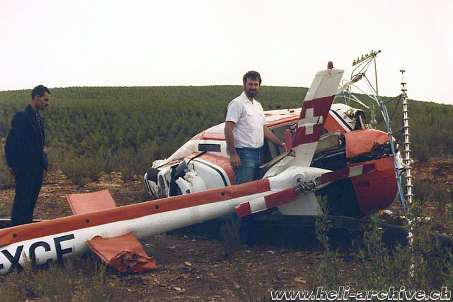 Silvio Refondini photographed near the wreckage of the Bell 206B Jet Ranger II HB-XCF (S. Refondini) 