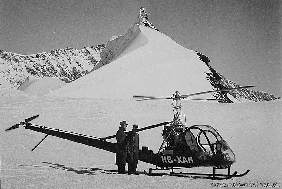 2 marzo 1955 - L'Hiller UH-12B HB-XAH nei pressi dello Jungfraujoch. Sullo sfondo l'osservatorio Sphinx (archivio J. Bauer)