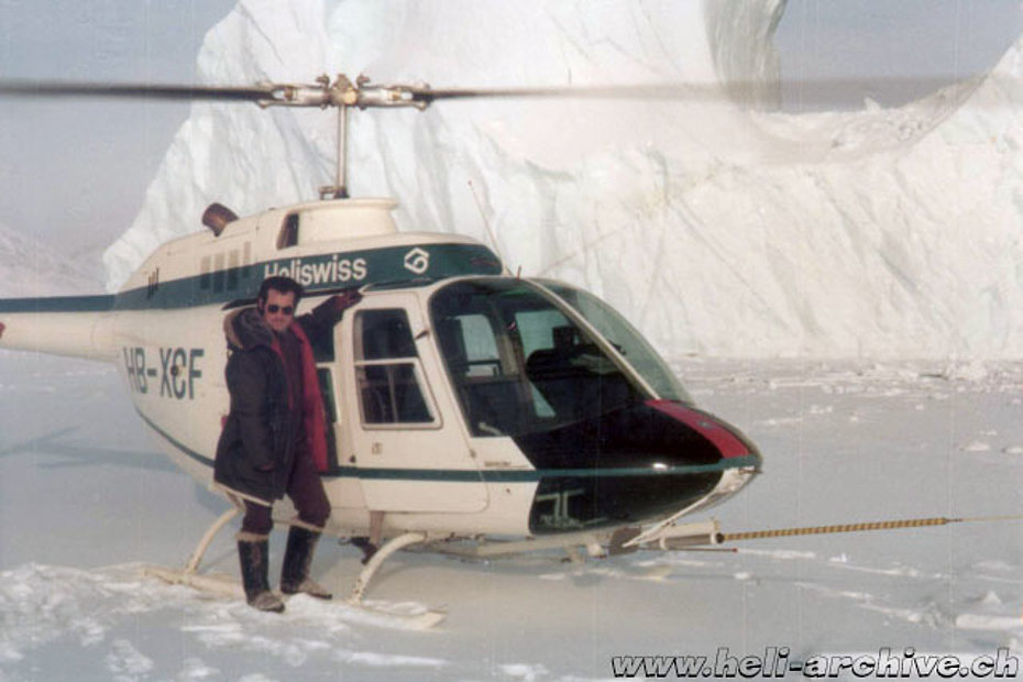 Groenlandia, autunno 1971 - Paul Schmid insieme all'HB-XCF, uno dei primi Bell 206A Jet Ranger acquistati dalla Heliswiss (fam. Schmid)