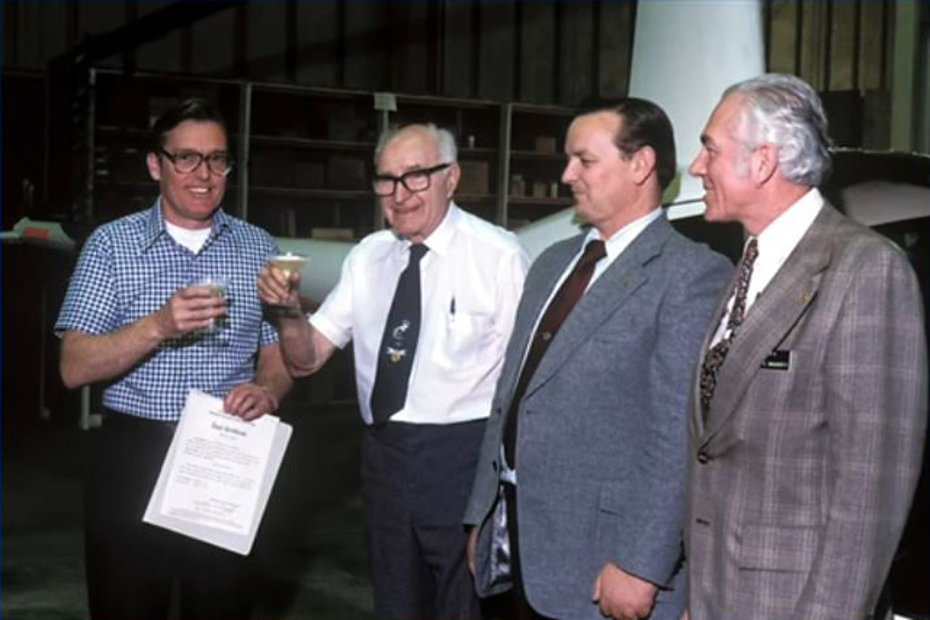 Marzo 1979 - Frank Robinson e C. K. "Gus" LeFiell brindano in occasione della consegna del "type certificate" dell'R22. Insieme a loro due delegati della FAA (RHC)