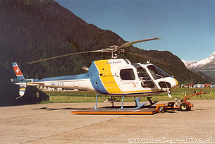 Ambrì/TI, giugno 2000 - L'AS 350B2 Ecureuil HB-XYS in servizio con la Heli-Rezia (M. Bazzani)