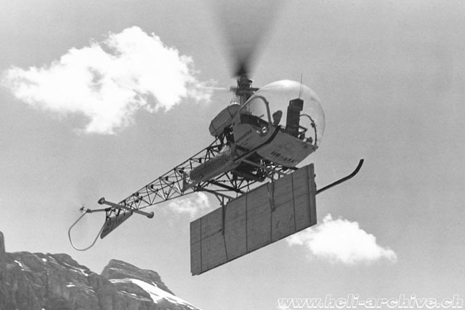 Il Bell 47G HB-XAK impegnato nel trasporto di materiale nella Linthtal durante l'estate del 1955 (foto H. B. Burgunder - prospetto Heliswiss)