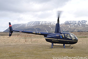 Islanda, maggio 2016 - Il Robinson R-44 Raven I HB-ZJA in servizio con la Valair/Volcano Heli (T. Schmid)