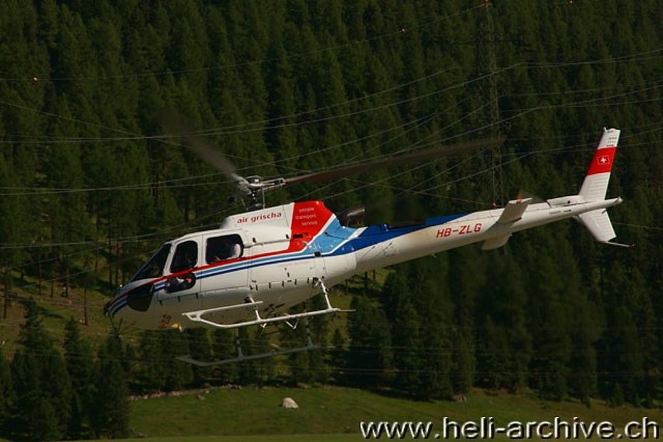 Samedan/GR, August 2010 - The AS 350B3 Ecureuil HB-ZLG photographed during the take-off (N. Däpp)