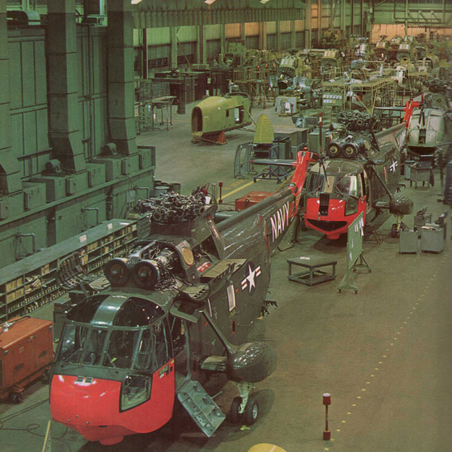 The photo taken in the late 1960s shows in the foreground the assembly line of the S-61 while in parallel are produced the last S-58s visible at the bottom of the hangar (HAB)