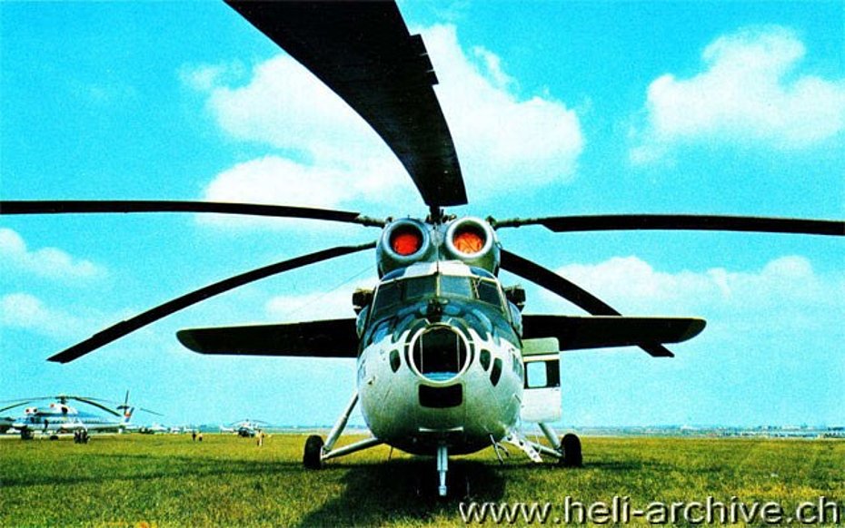 Vista frontale di un Mil Mi-6 Hook. Si notino le dimensioni delle pale e le due semiali (HAB)