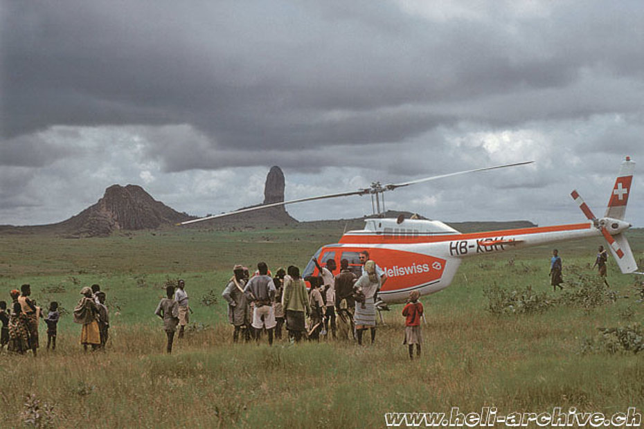 1975 - Impiego per conto dell'ONU in Africa. Il Bell 206B Jet Ranger II HB-XDH è subito circondato da un folla di curiosi (P. Aegerter)